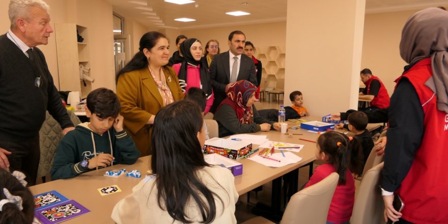 Selda Yavuz’dan depremzedelere ziyaret