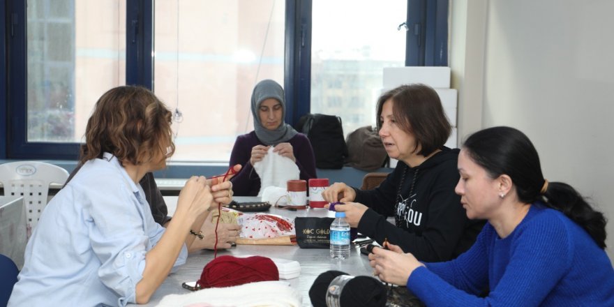 Kadınlar afetzedeler için el emeği ürünler üretiyor