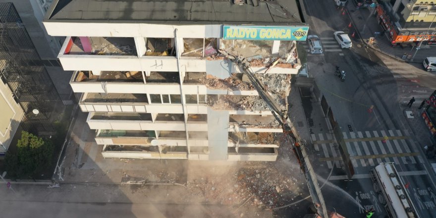 Kınay İş Merkezi’nin yıkımına başlandı