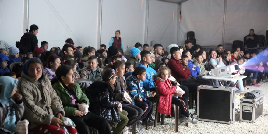 Depremzede çocuklara çizgi film gösterimi