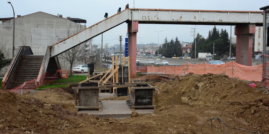 O üst geçit yenileniyor