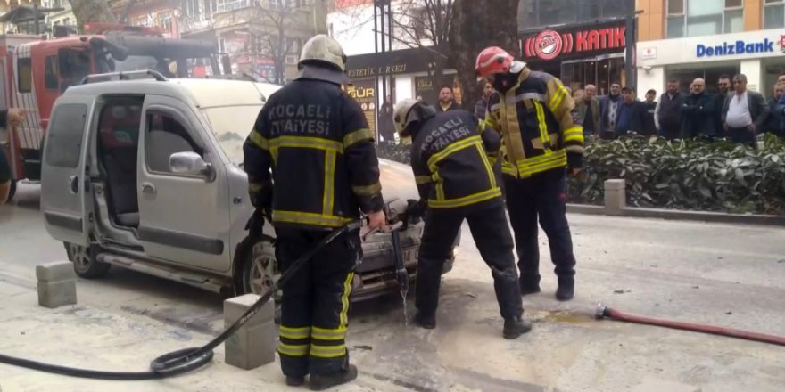 Vatandaş meraklı gözlerle olan biteni izledi