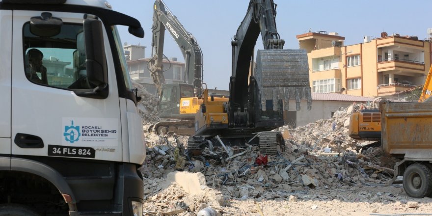 Büyükşehir, enkaz kaldırma çalışması yapıyor