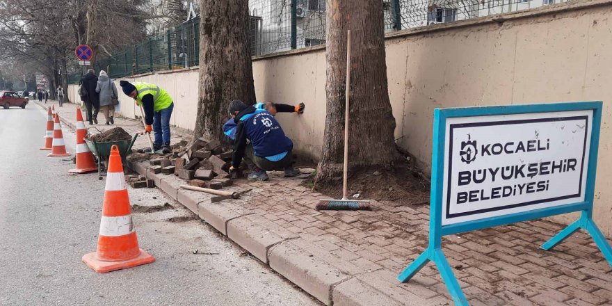 Yol Bakım Timi, kaldırımlarını onardı
