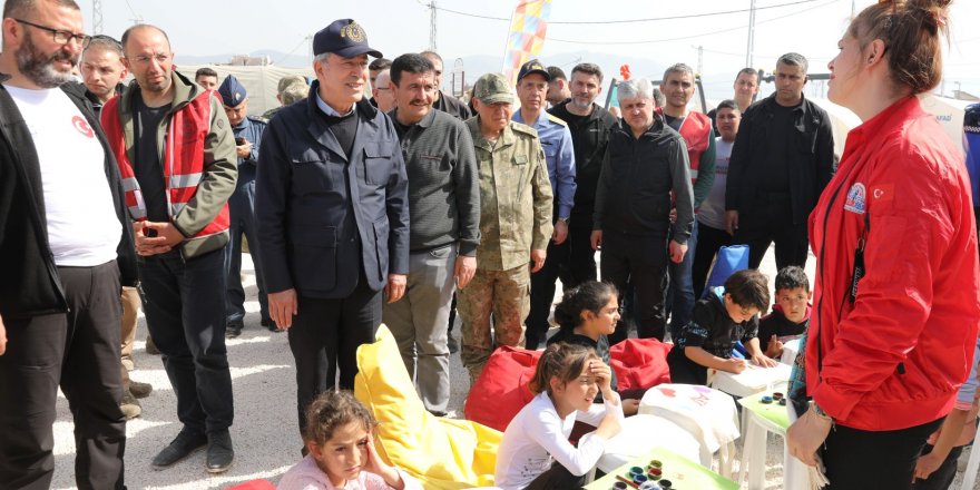 Akar, Büyükşehir’in çadır kentini ziyaret etti