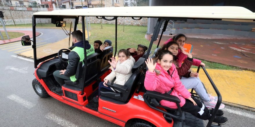 Depremzede çocuklara eğlenceli trafik eğitimi