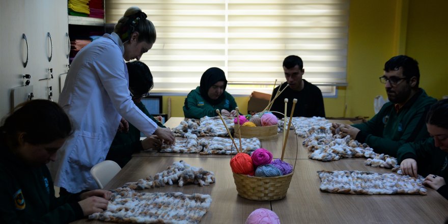 Özel yürekler depremzedeler için örüyor