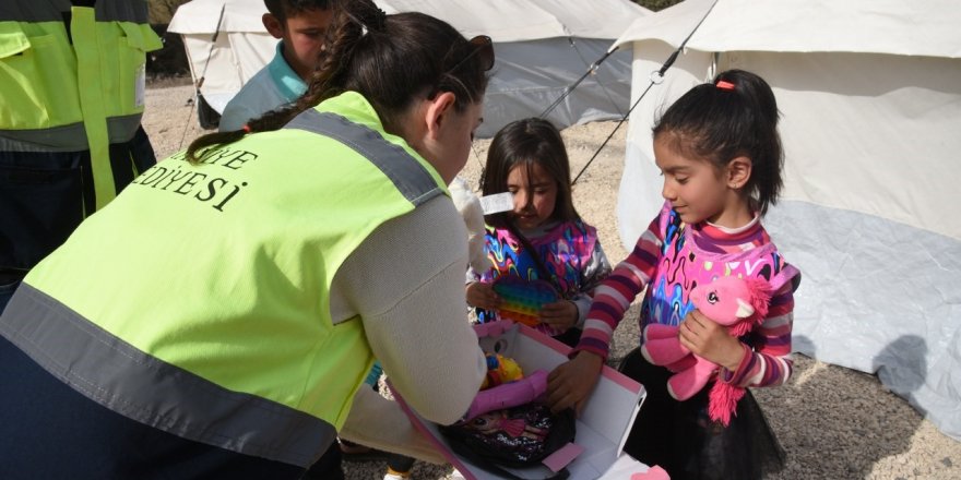 Minik Zeynep’in gönderdiği oyuncaklardan çıkan not, duygulandırdı