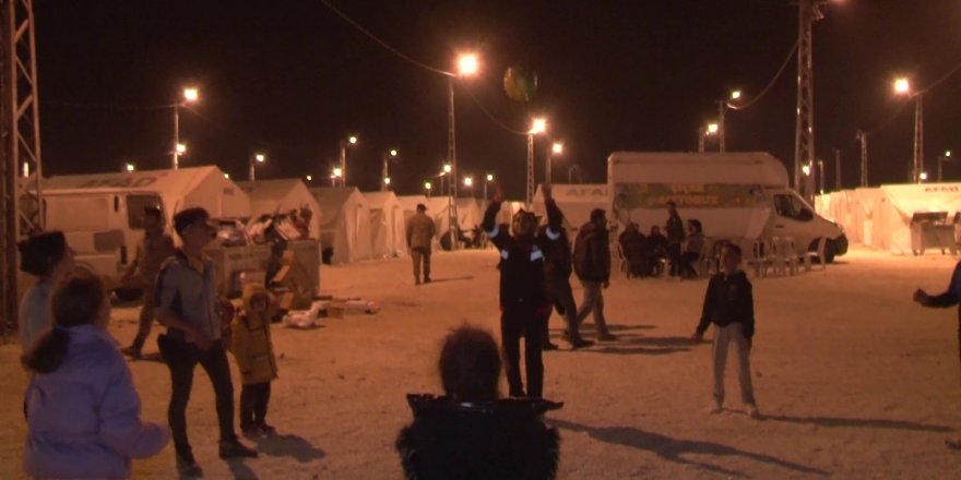 Çadır kentte akşam eğlencesi