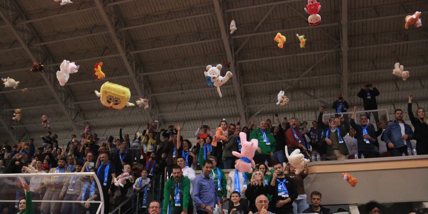 Basketbol maçında sahaya pelüş oyuncak yağdı