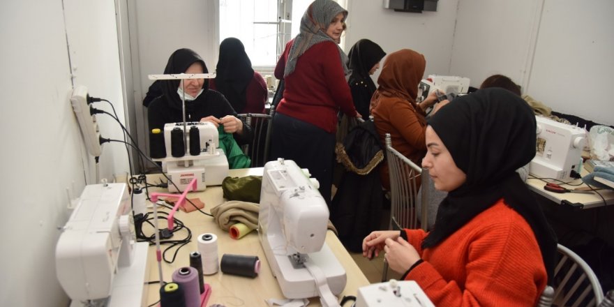 Kadınlar depremzedeler için üretiyor