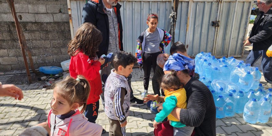 Hatay'da içme suyu dağıtıyorlar