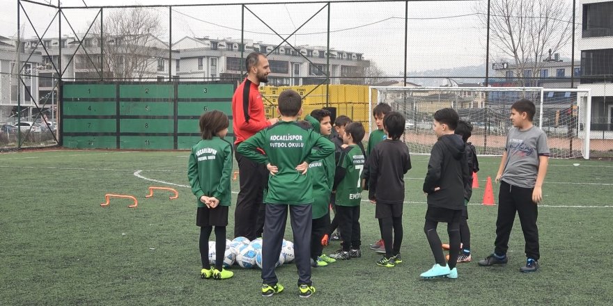 Depremin yaralarını futbolla sarmaya çalışıyorlar