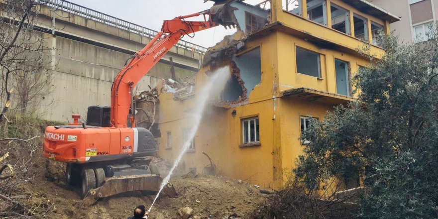 Metruk bina yıkıldı