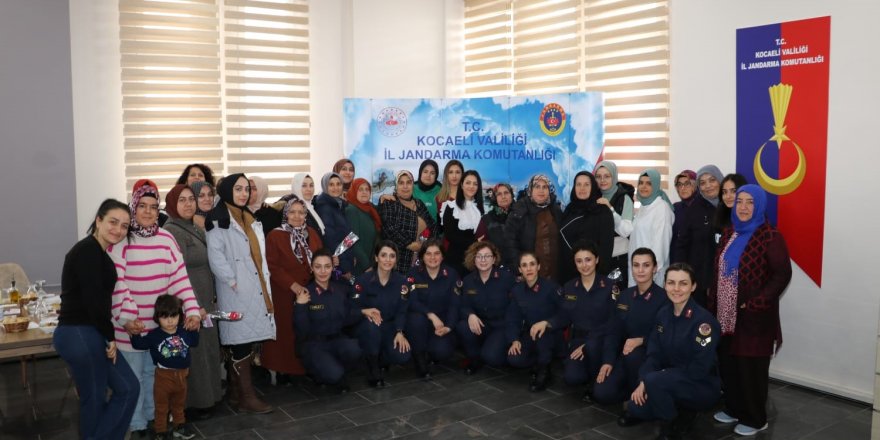 Jandarma özel günde depremzede kadınları unutmadı