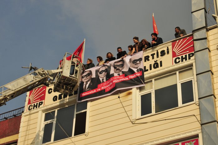 CHP’nin astığı pankartı polis indirdi