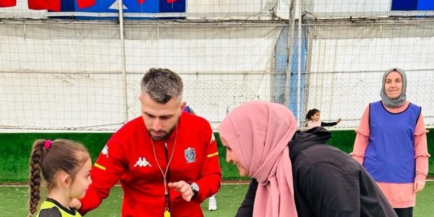 Anneler, bu kez kızlara geçit vermedi