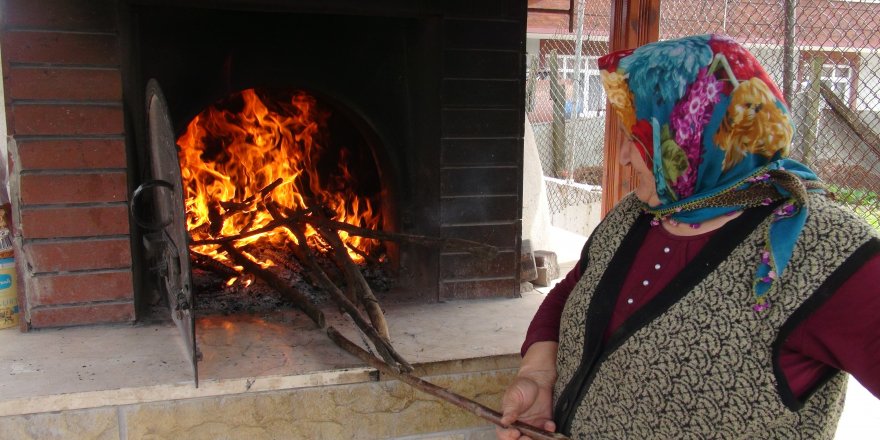 Köy ekmeği onun ellerinde lezzet buluyor