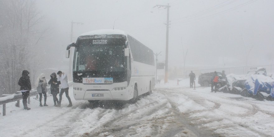 Kar aniden bastırınca araçlar zirveye çıkamadı