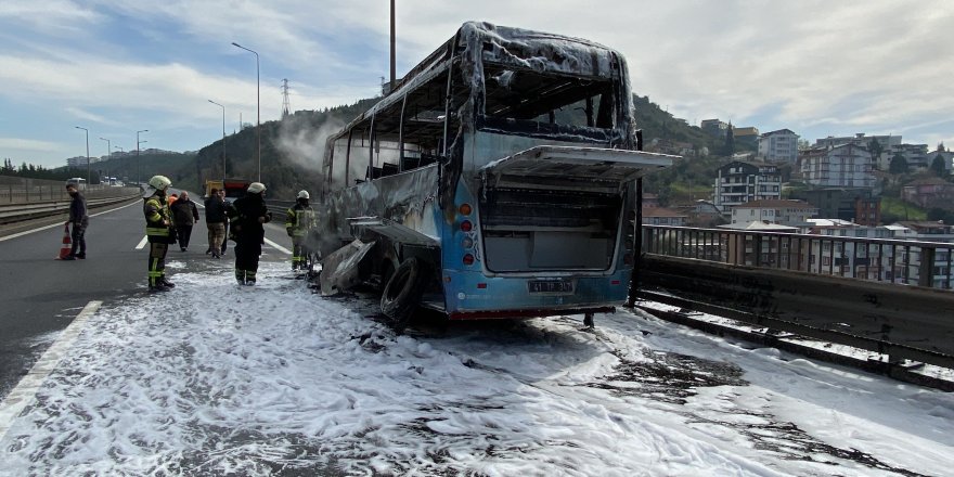 TEM'de minibüs alev topuna döndü