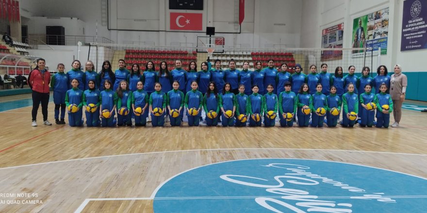 Midi voleybolcular finallerde