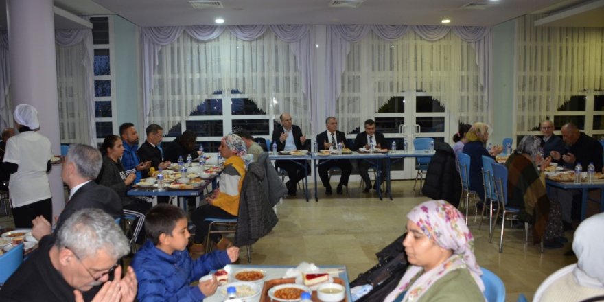 Depremzedelerle iftar programında bir araya gelindi