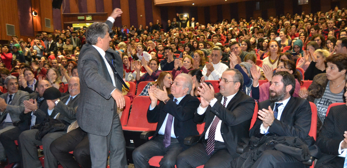 CHP’nin etkinliğine kitap yağdı