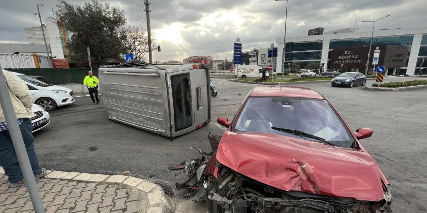 Otomobil ile çarpışan minibüs yan yattı: 1 yaralı