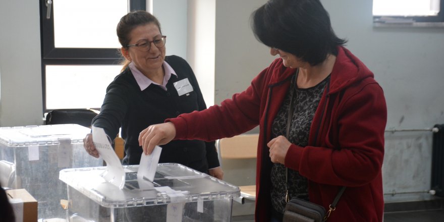 Erken genel seçim için sandığa koştular