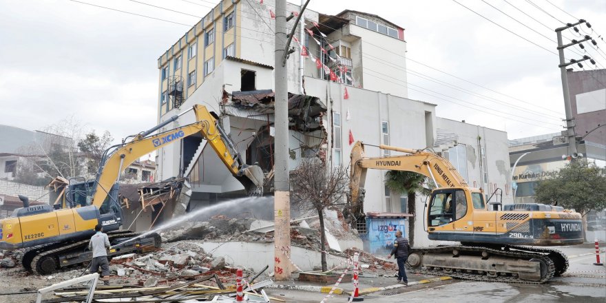 Körfez'de riskli kamu binaları yıkılıyor