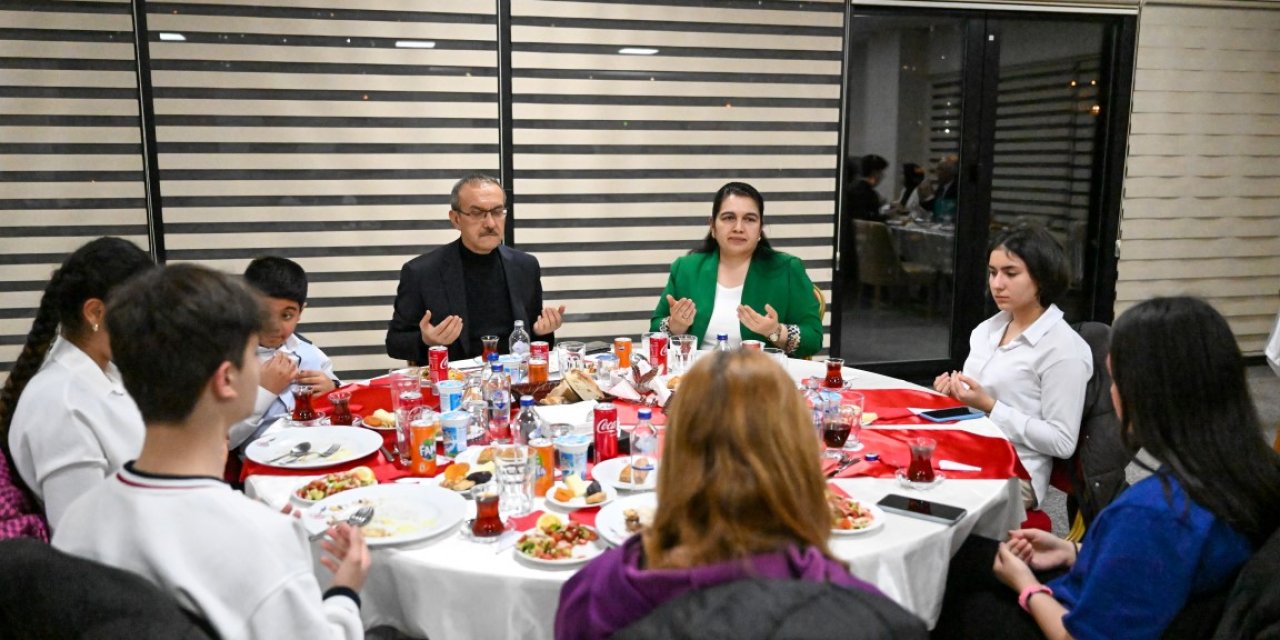 Yavuz Çifti, yetim çocuklarla iftar yaptı