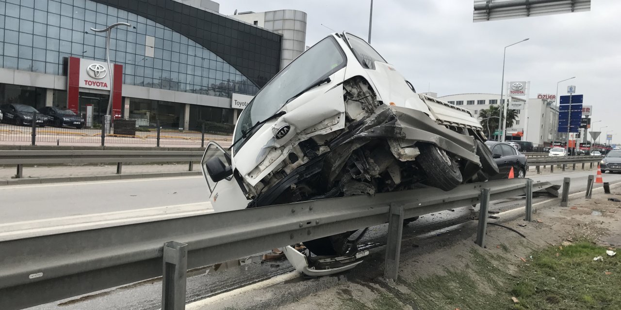 Kontrolden çıkan kamyonet bariyerlere çarparak durabildi