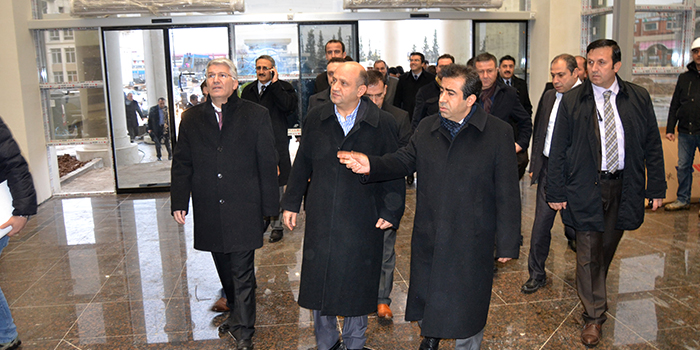 Valilik kompleksi bir aya tamam