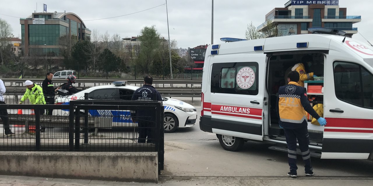 Kontrolden çıkan kamyonet bariyerlere çarparak durabildi