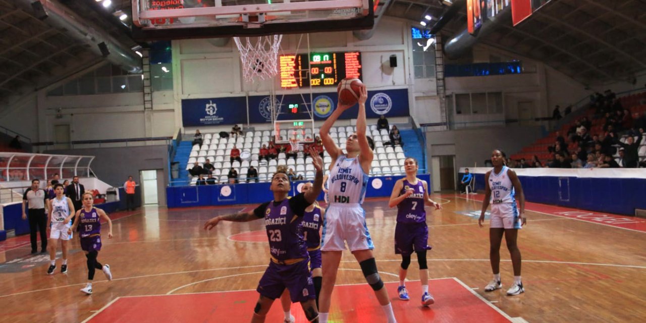 İzmit Belediyespor galip ayrıldı