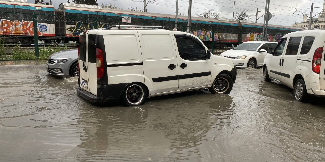 İstanbul’da sağanak yağış: Yollar göle döndü, trafik durma noktasına geldi