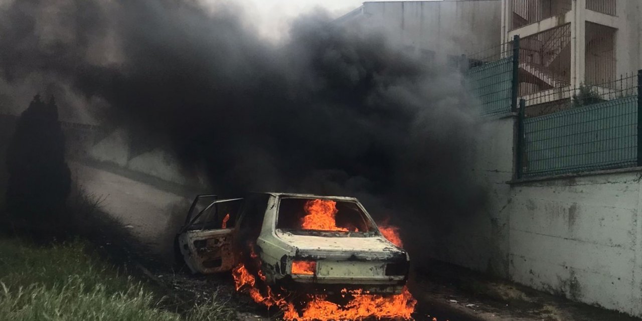 Alev alev yanan otomobil hurda yığınına döndü