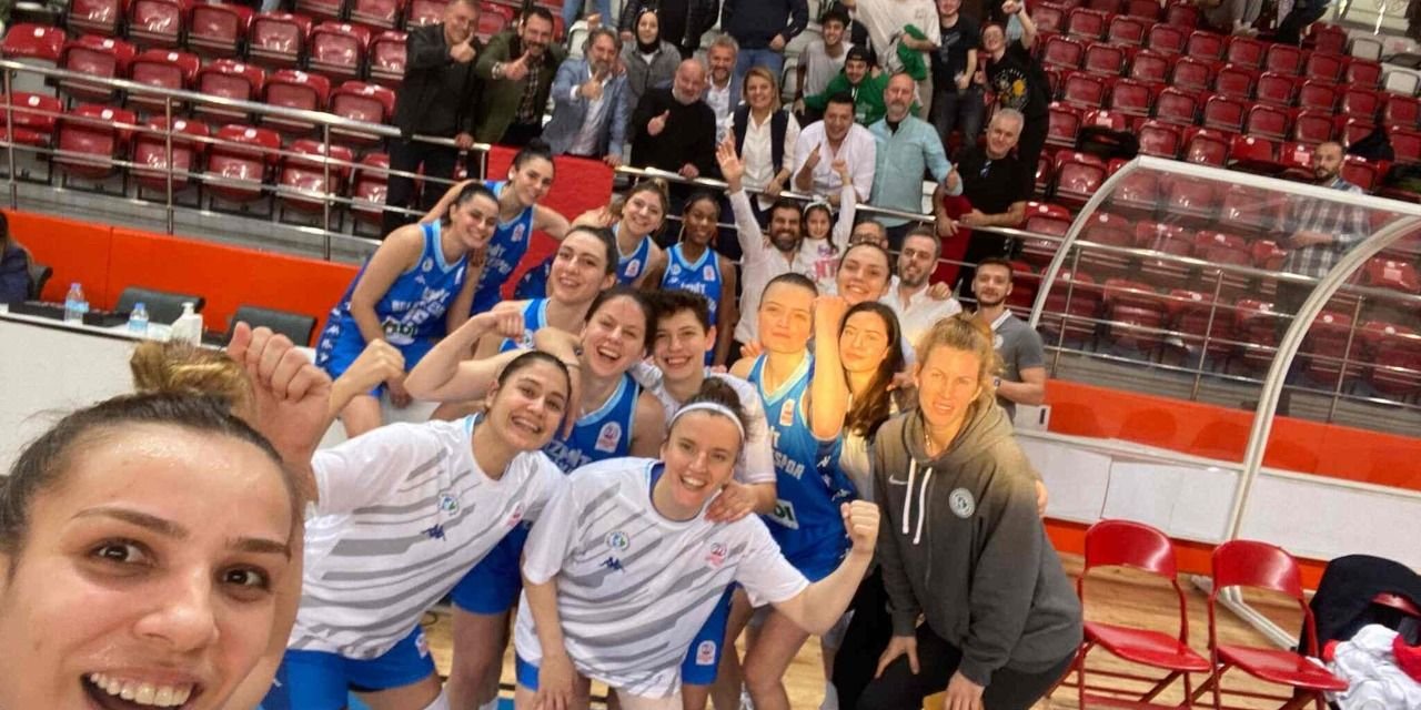 İzmit Belediyespor yarı finalde