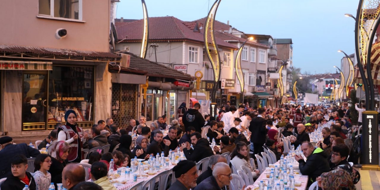 İzmit Belediyesi’nin halk iftarına Kuruçeşmeliler akın etti