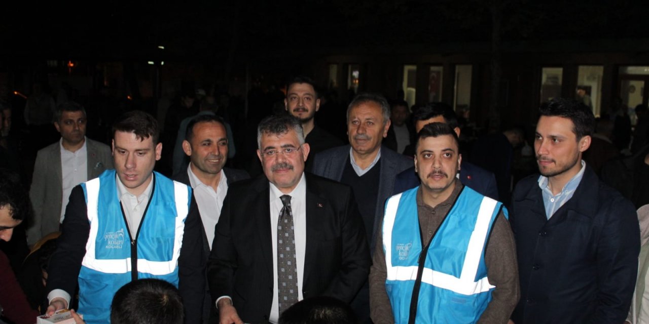 Veysel Tipioğlu, kandil simidi dağıttı