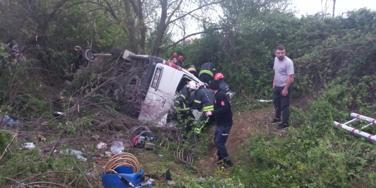 TEM'de servis minibüsü şarampole yuvarlandı