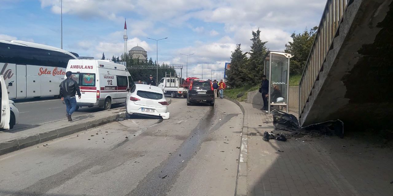 Otobüs durağına çarpmasına ramak kaldı: 3 yaralı