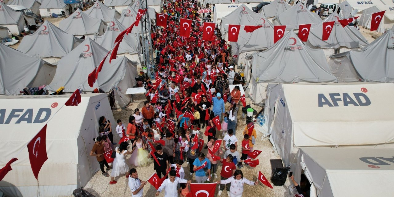 Hatay'da çadır kent kırmızı beyaza büründü