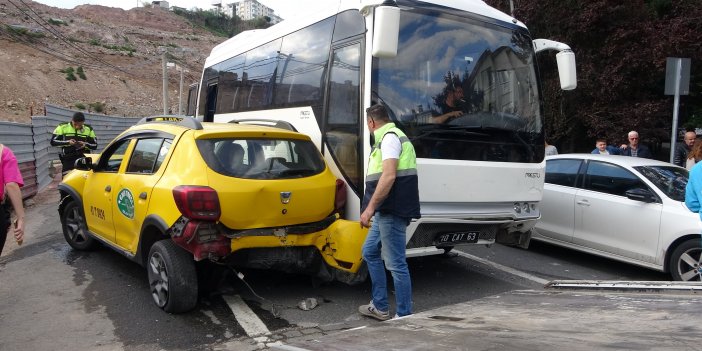 Freni patladı, araçların arasına daldı