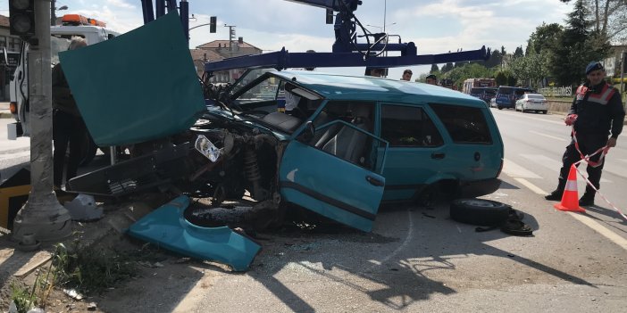 Lastiği kopunca trafik lambaları direğine çarptı