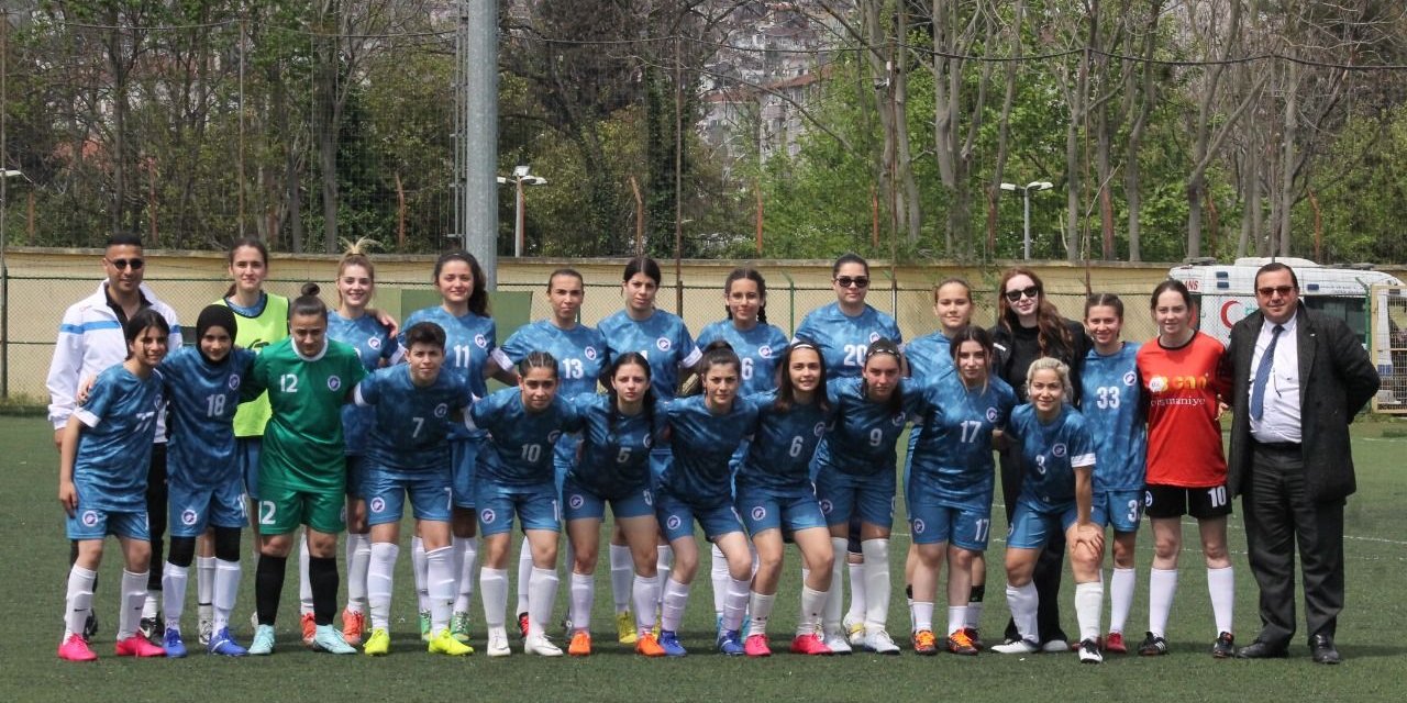 Kadın futbolcular üzgün