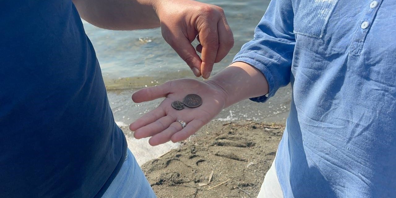 Göl kenarında yürürken 2 bin yıllık sikke buldular