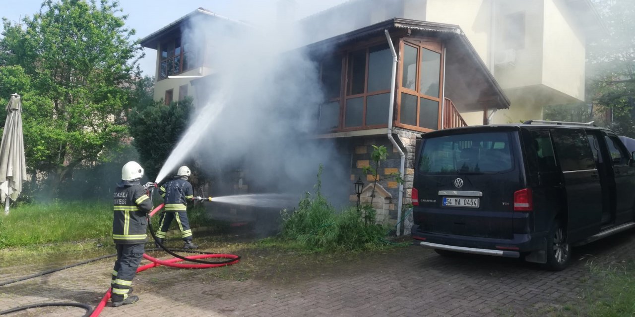 Patlayan akü otomobili demir yığınına döndürdü