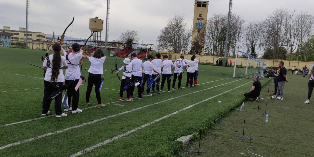 İlk yarışmalarından 9 madalya ile döndüler