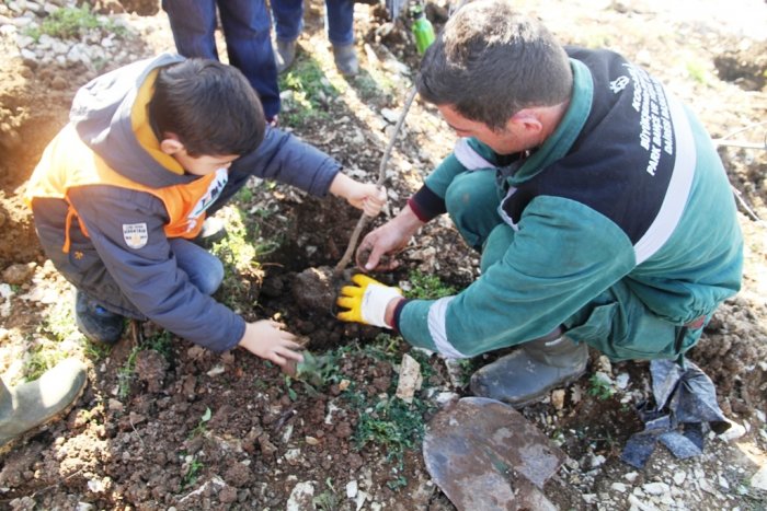 Tohumlar fidan oldu, toprak ile buluştu